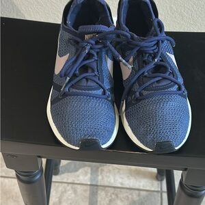 Nike women’s Navy Sneakers 5.5